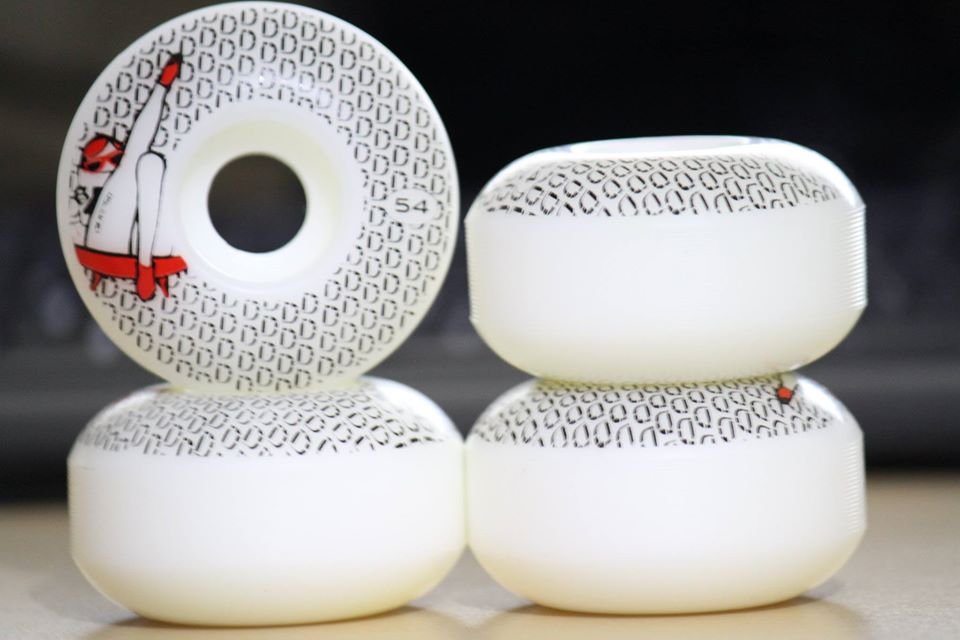DVRSO skateboards white wheels 54mm, cocktail girl.